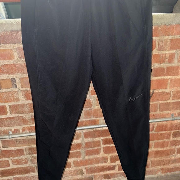 Men’s Nike Basketball Joggers - Picture 2 of 9